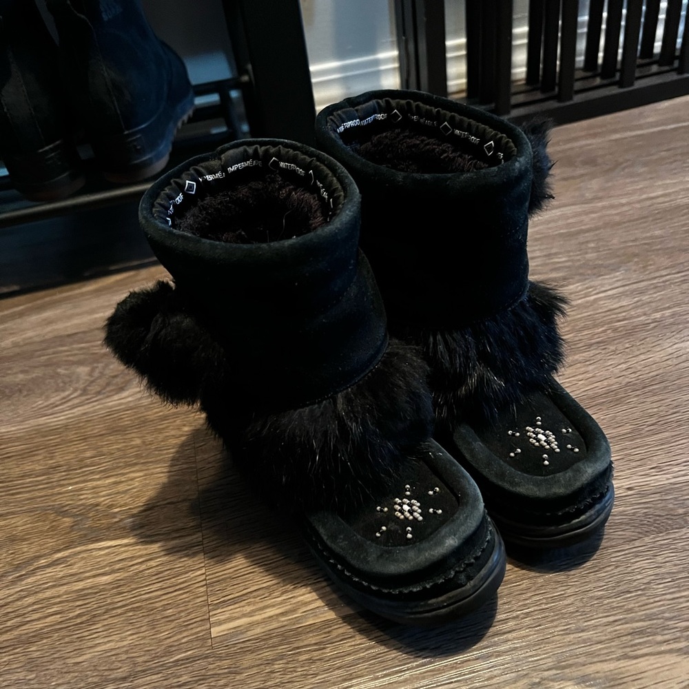 Children’s manitobah mukluks size children’s 10 (fit big)
